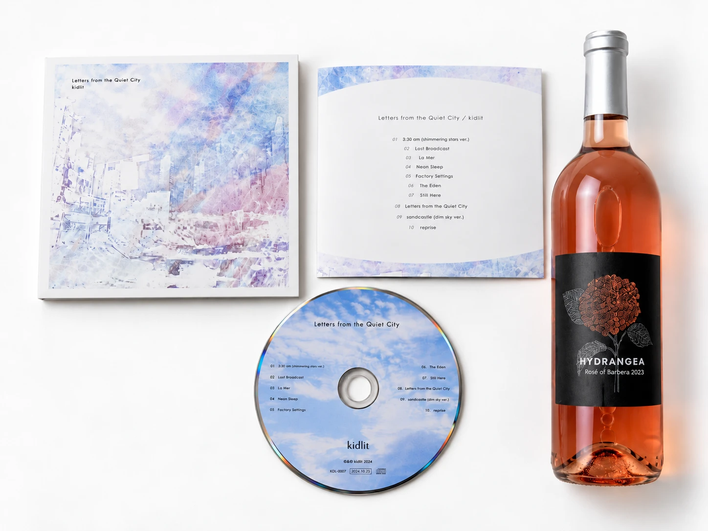 Anniversary BOX の内容物(アルバムの CD とブックレット、ロゼワイン Hydrangea)